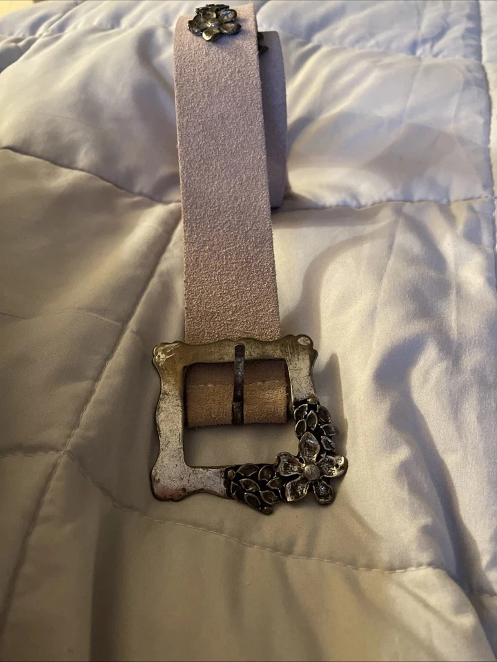 “Morgan” Cinturón de cuero de gamuza rosa italiano para mujer con hebilla de flor plateada 40” Foto 1 de 4