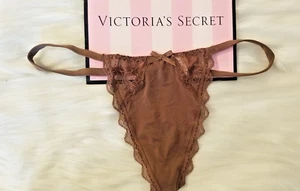 VICTORIA'S SECRET DREAM ANGELS ENCAJE RIBETE TANGA EN V PANTY MARRÓN MOUSSE MEDIANA NUEVA CON ETIQUETAS - Imagen 1 de 11
