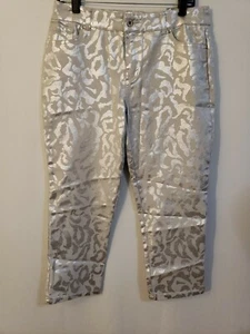 Pantalones recortados de mezclilla Chico's Platinum Ultimate Fit con estampado plateado talla 1 (8) - Imagen 1 de 9