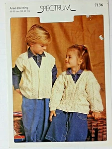 Spectrum 7136 Kids ARAN KNIT ch20-30" Cardigan Weste Strick 4pg Broschüre 1996 UK - Bild 1 von 5