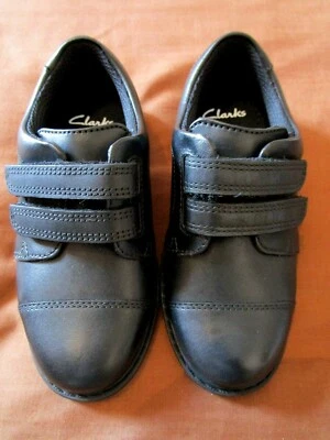ZAPATOS ESCOLARES INFANTILES CLARKS NIÑOS TALLA 9,5 G AJUSTE ANCHO ESCALA SKYE 2xCINTA RASGADO 17,3 cm Foto 1 de 4