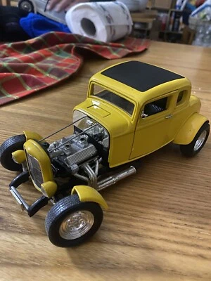 ERTL Ford Trademark 1/18  - giallo - Immagine 1 di 4