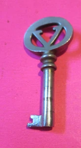 VINTAGE VICTOR V KEY VICTROLA PHONOGRAPH CABINET SKELETON OPEN BARREL ANTIQUE VS - Picture 1 of 2