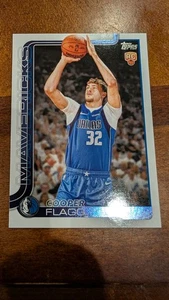 Tarjeta de novato Cooper Flagg 2025-26 Topps insignia baloncesto radiocontrol #201 - Mavericks - Imagen 1 de 2