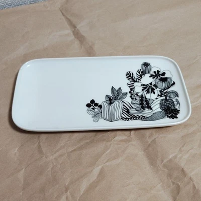 Placa rectangular Marimekko Oiva Siirtolapuutarha negra x blanca 24 cm x 12 cm Foto 1 de 4