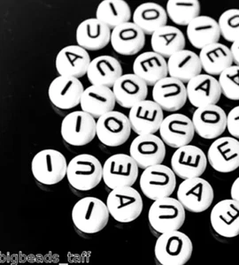 50 Stck. 7x4 mm Flach Rund Weiß Vokal Buchstaben (A,E,I,O,U) Acryl Alphabete Perlen - Bild 1 von 7