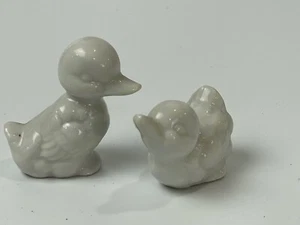 Estatuillas vintage en miniatura de pato de porcelana blanca * conjunto de 2 - Imagen 1 de 3