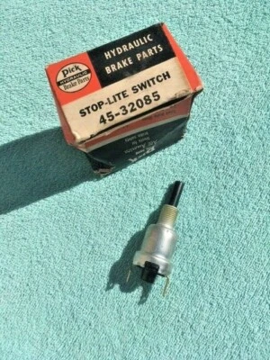 Interruptor de luz de freio 1960-1965 Chevrolet Corvair Chevy II 2 NORS #1998667 / 1993509 - Imagem 1 de 4