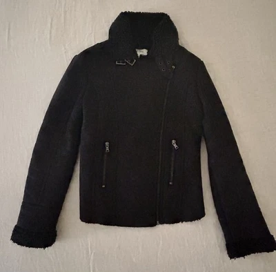 Chaqueta estilo moto de gamuza y piel de oveja Calvin Klein para mujer talla S/P Foto 1 de 4