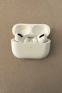 Apple AirPods Pro 2nd Generation with MagSafe Wireless Charging Case - White - Photo 1 sur 4