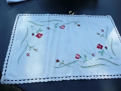 napperon ancien en métis brodé main à décors de fleurs - Photo 1/4