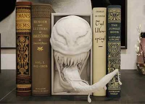 Buchstütze Venom I Marvel Bücherecke I Bücherregal Deko - Picture 1 of 14