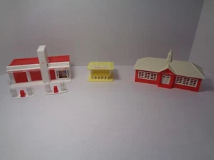 PLASTICVILLE VINTAGE HO SCALE . GAS STATION, FROSTY BAR, SCHOOL . PREBUILT. - Picture 1 of 9