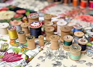 Lot of 20 Vintage Wood Sewing Thread Spools Assorted Sizes - Picture 1 of 3