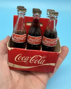 Paquete de 6 botellas vintage Coca Cola MINIATURA rojas blancas tapa algunas llenas - Imagen 1 de 11