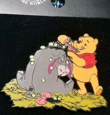 Broche 03 DLR Winnie the Pooh Helps Eeyore Combing Out Burrs Thistles Disney 20809 - Imagem 1 de 4