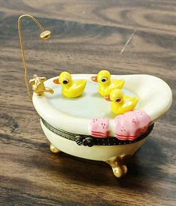 Vtg Porcelain Bathtub with Ducks Trinket Box = Gold Paint/Hinged Lid/Pink towels - Picture 1 of 18