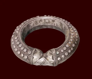 Antique Yemeni Bedouin Hollow Silver Bracelet – Handmade Tribal Jewelry, 19th C, - Picture 1 of 5