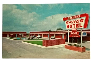 Tarjeta postal Brentex Sands Motel vista piscina autos antiguos Brenham Texas TX UNP década de 1960 - Imagen 1 de 2