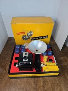 Vintage Kodak Brownie Hawkeye Flash Outfit Camera. - Picture 1 of 19