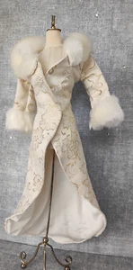 Outfit only Manteau Blanc Et Or Pour Poupées Doll Tonner Tyler Ou Me Alexander - Foto 1 di 4