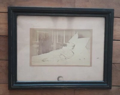 Photographie encadre homme d'eglise  post-mortem mort death avec cheveux 1900 - Photo 1/4