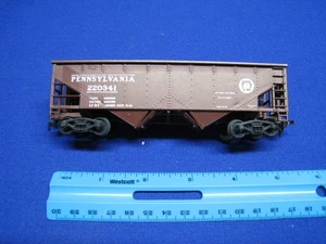 HO Scale Walthers Pennsylvania RR Hopper w Load - Freight Train - Picture 1 of 4