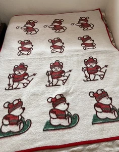 VINTAGE BIEDERLACK WEIHNACHTEN EISBÄR DECKE SKI SCHNEE BALL SCHLACHT RODELN - Bild 1 von 9