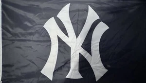 New York Yankees Flag 3'x 5' Banner Plus Lapel Pin - Fan Souvenir Gift - Picture 1 of 3