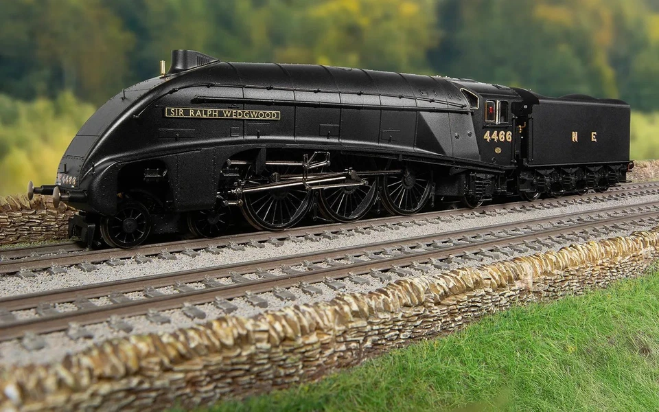 Hornby R30452 LNER Class A4 4-6-2 4466 Steam Loco Sir Ralph Wedgwood - VE Day 00 - image 1 of 4
