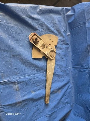 69 70 PLYMOUTH FURY VIP RIGHT FRT MANUAL WINDOW REGULATOR 4 DR PASSENGER SIDE - Image 1 of 2