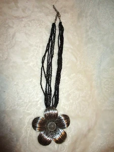 Halskette mit großem Blumenanhänger ~ 6 Stränge schwarze Perlen ~ gebraucht - Bild 1 von 13