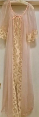 Bata larga de encaje de nailon rosa Montgomery Ward de colección rara. Talla M Foto 1 de 4