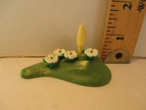 Playmobil landscape SET OF FOUR IDENTICAL WHITE FLOWERS ON CURVING GREEN BASE - Picture 1 of 4
