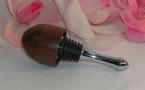 Neuer handgefertigter/gedrechselter östlicher Walnussholz Weinflaschenverschluss tolles Geschenk - Bild 1 von 3