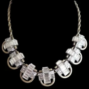 Banana Republic signierte goldfarbene Halskette im Vintage-Stil mit klarem Strass-Akzent - Bild 1 von 7