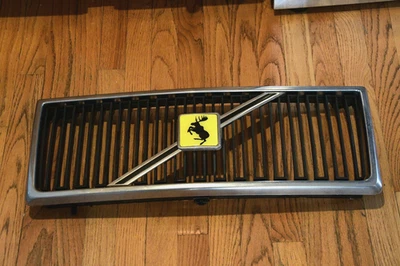 Rejilla Volvo serie 240 con emblema de alce rampante 1986-1993 Foto 1 de 4