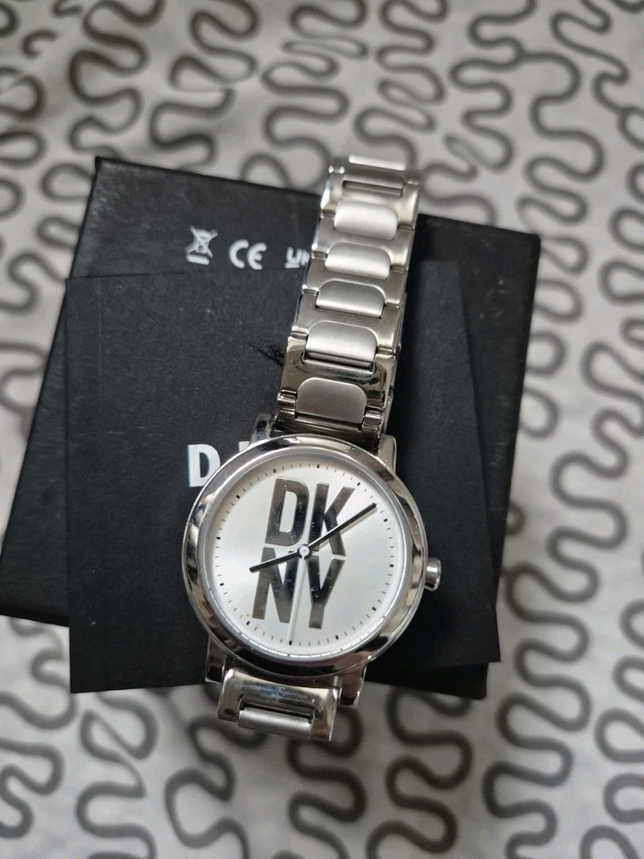 Uhr DKNY in silber sehr guter Zustand Damenuhr - Bild 1 von 3