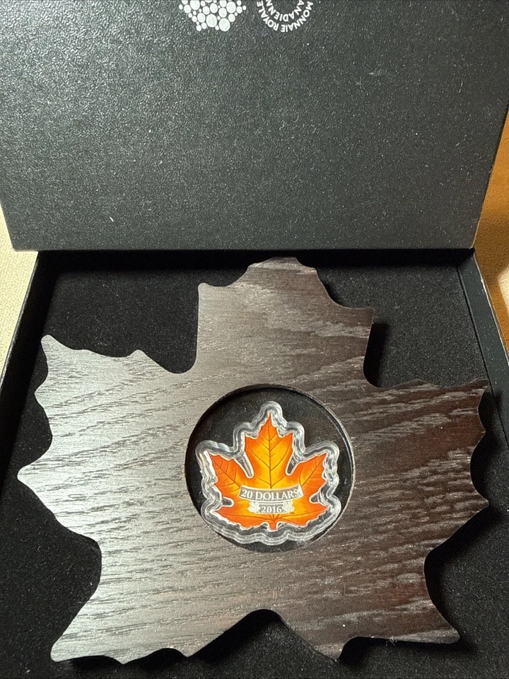 Moneda de plata colorida en forma de hoja de arce 2016 Canadá con certificado de autenticidad y caja de madera RCM Foto 1 de 4