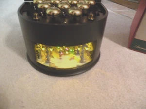 CAJA DE MÚSICA DE MADERA SINFONÍA DE CAMPANAS ANIMADA ETIQUETA DORADA 50 CANCIONES PATINADORES DANDO VUELTAS - Imagen 1 de 15