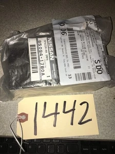 NISSAN 850941JB0A GENUINE OEM BUMPER COVER SPACER - Foto 1 di 7
