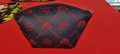 Nueva bolsa de cosméticos AG Adriano Goldschmied rojo marino con logotipo Spellout - tamaño pequeño. Foto 1 de 4