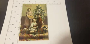 Lycklig Jul Postkarte farbiges Foto von 3 kleinen Kindern mit Weihnachtsbaum & Geschenken - Bild 1 von 2