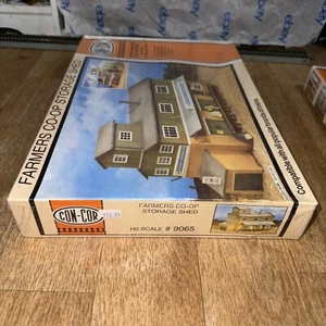 CON-COR #9065  FARMERS CO-OP STORAGE SHED MODEL KIT New - Picture 1 of 3