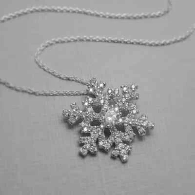 Colgante de copo de nieve de diamantes de corte redondo de 2 quilates enchapado en oro blanco de 18" Foto 1 de 4