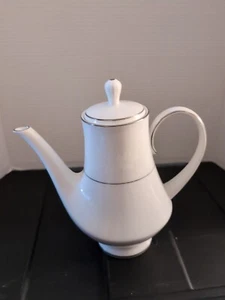 NORITAKE China RANIER Muster #6909 Kaffee-/Teekanne - 1969 weiß auf weiß Japan - Bild 1 von 7