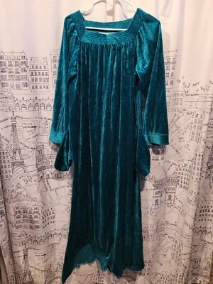 SFAntastic Saks Fifth Avenue Green Velvet Women's Nightgown Robe Vintage EUC - Image 1 of 4