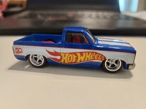 Hot Wheels '83 Chevy Silverado 50° Anniversario Piloti Veri Auto Sciolta - Foto 1 di 4