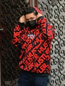 Herrenmode schwarz rot All Over Hustler Langarmshirt mit Kapuze - Bild 1 von 9