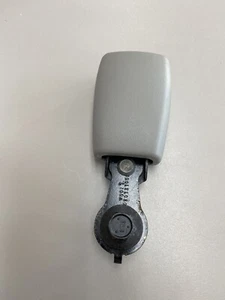 2008 suzuki xl7 seat belt receiver buckle 3rd Row Right Seat 2007-2009 Gray - Picture 1 of 3